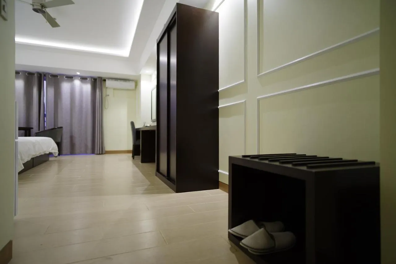 Luxe In Venice Taguig Aparthotel
